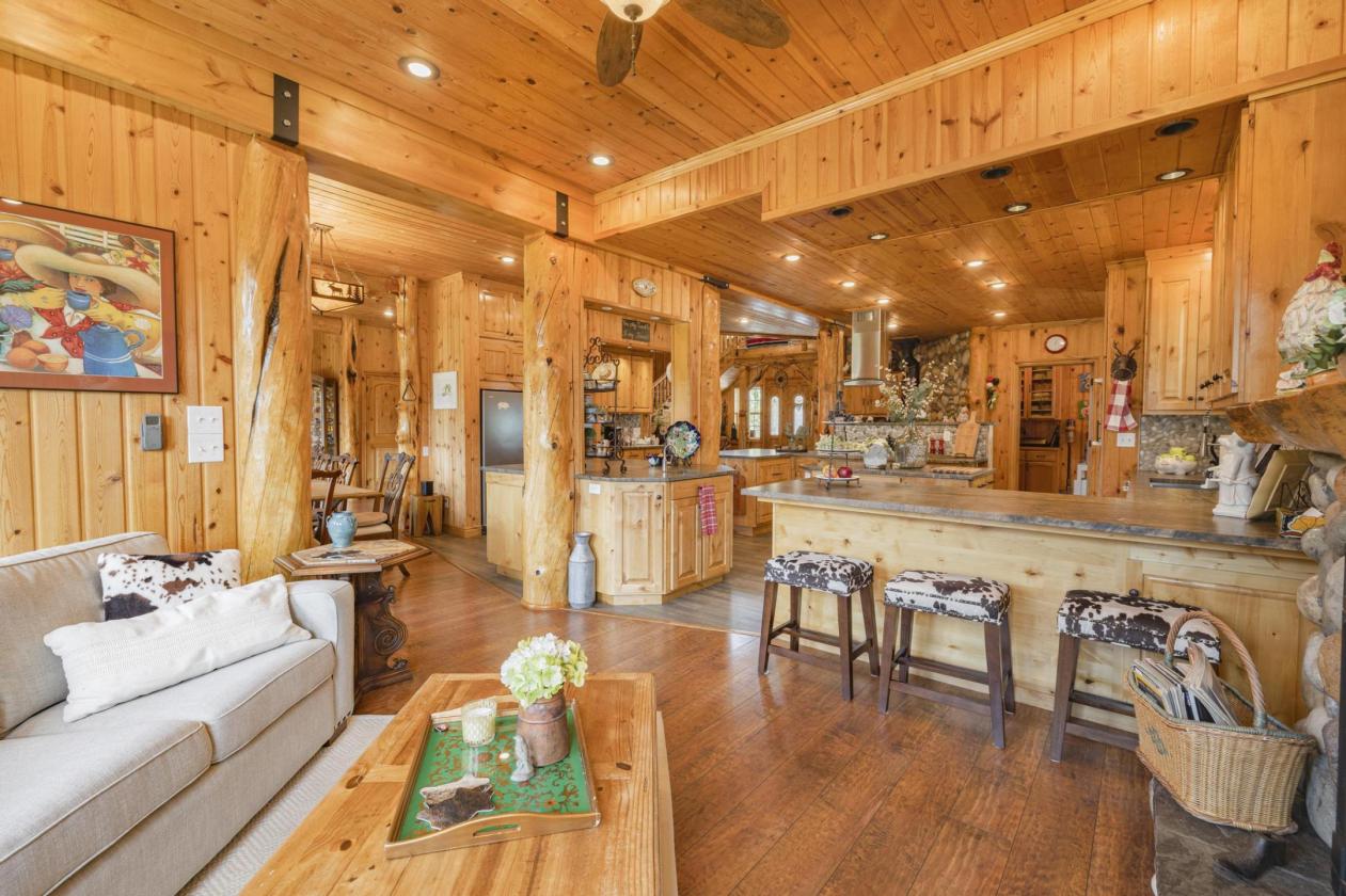 Stunning custom estate, bring your horses! - photo 10