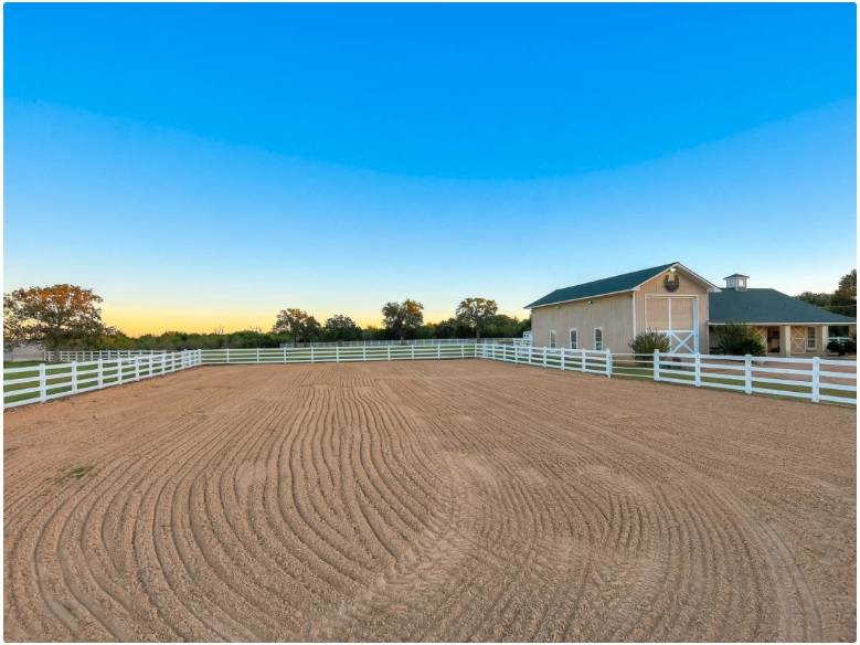 EXCEPTIONAL EQUESTRIAN ESTATE 15 MINUTES TO AUSTIN CITY LIMITS! Buda