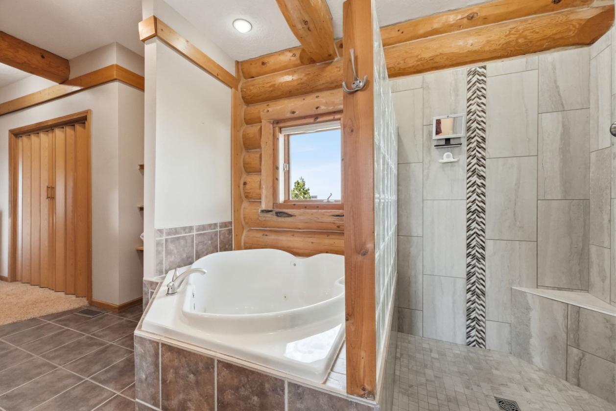 Luxury Log Home, Equestrian Lifestyle, 18 Acres - photo 15