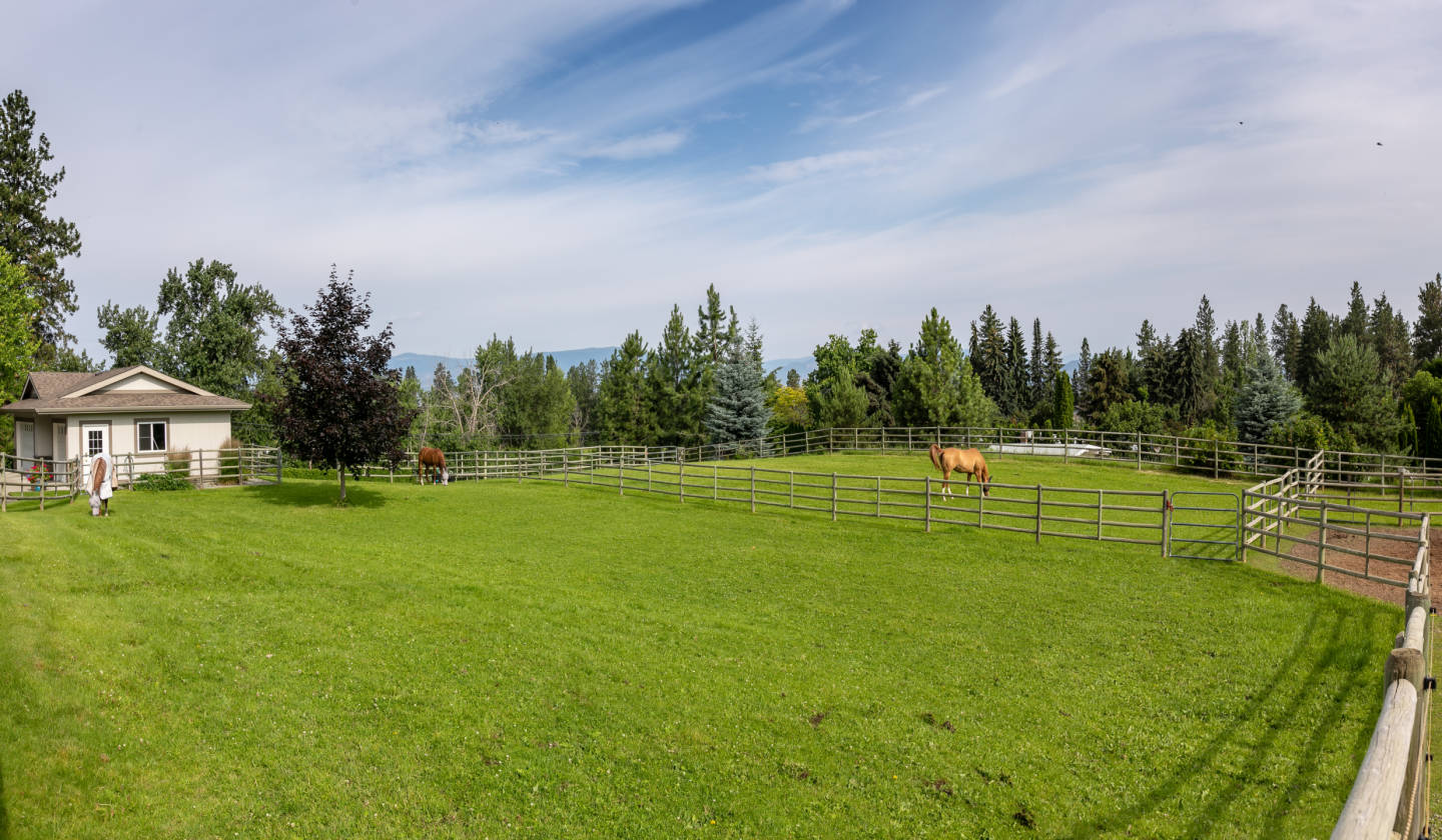 South East Kelowna acreage gem! Bring the horses! Kelowna, Central