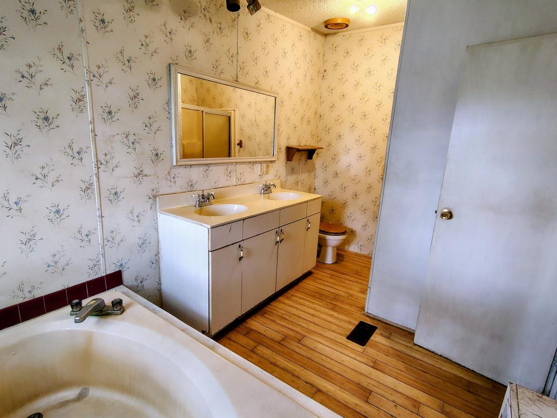 Manufactured home, 5 fenced acres, water supply - photo 21