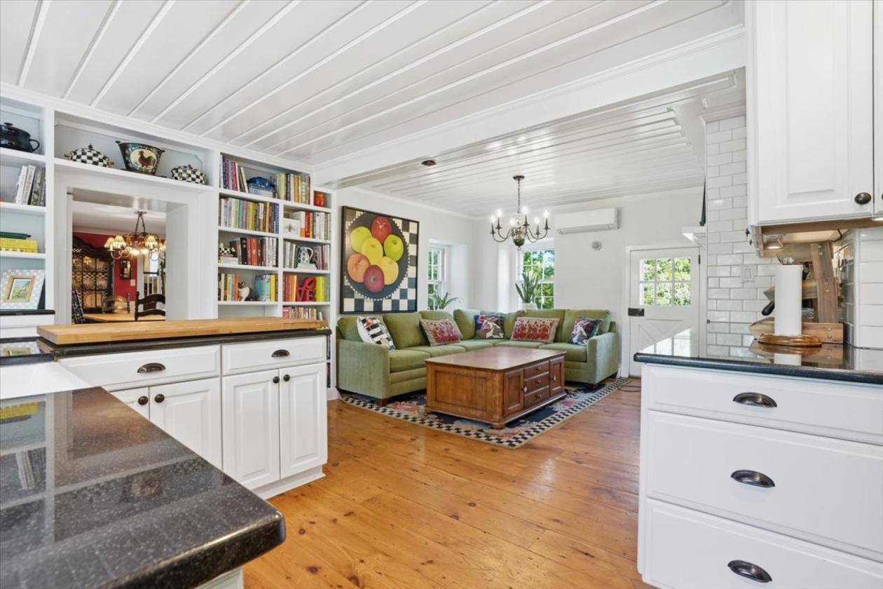 Equestrian estate w/ luxury barn & carriage house - photo 9