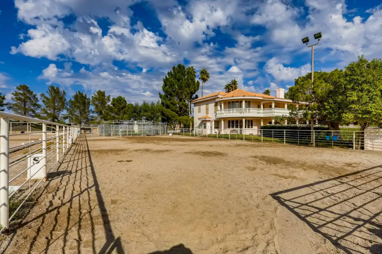 AMAZING STATELY EQUESTRIAN HOME ON 1.99 ACRES Las Vegas, Clark County, Nevada