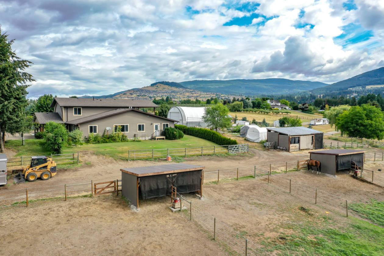 Horse Farm with 2 Homes Vernon, North Okanagan County, British