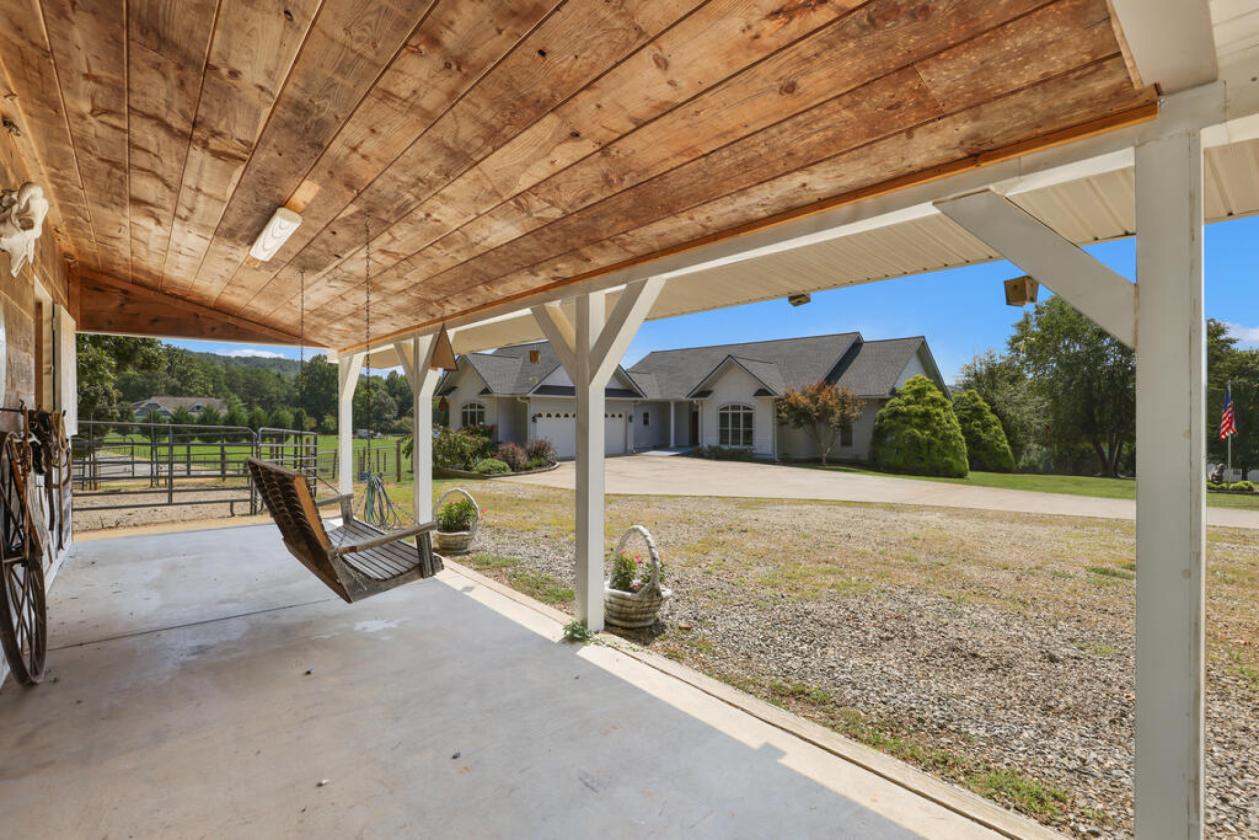 Mountain Equestrian Estate on 7.84 Acres - photo 28