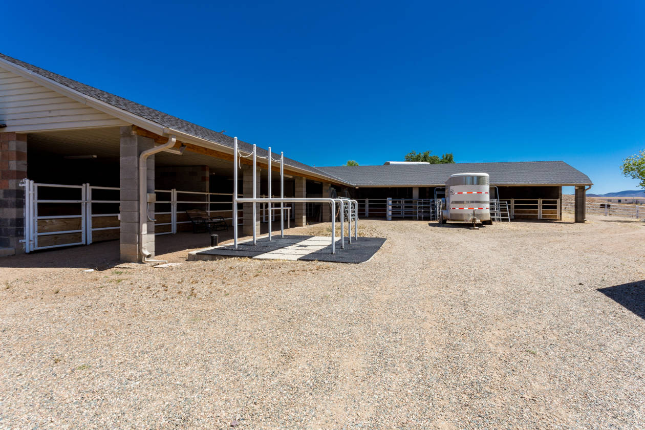 6 acres of horse property, 1800+ sf home, 7690 shed... DeweyHumboldt