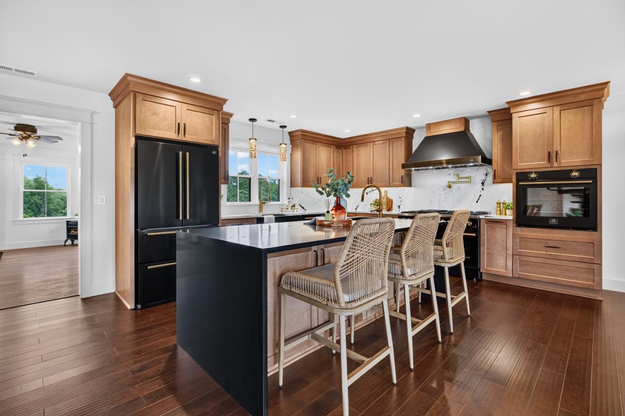 Luxury home with room for horses! - photo 13