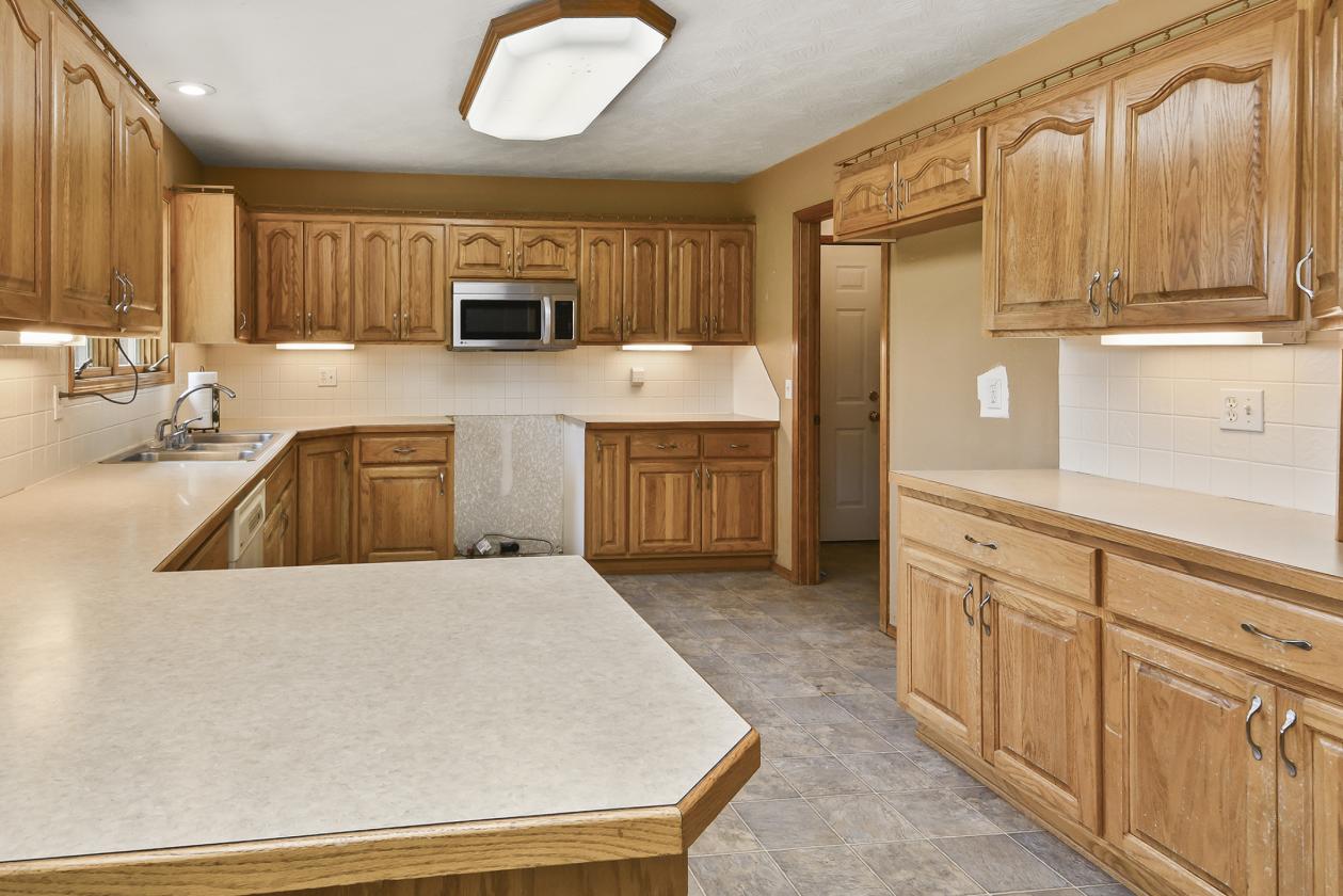 285 ac Ranch with Basement Homes and Live Water - photo 13