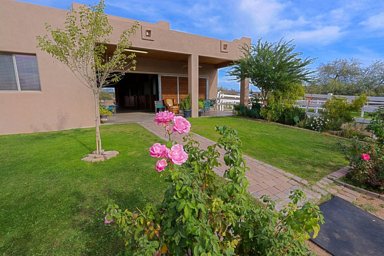 Exceptional 5 Acre Estate with a Designer Barn - photo 1