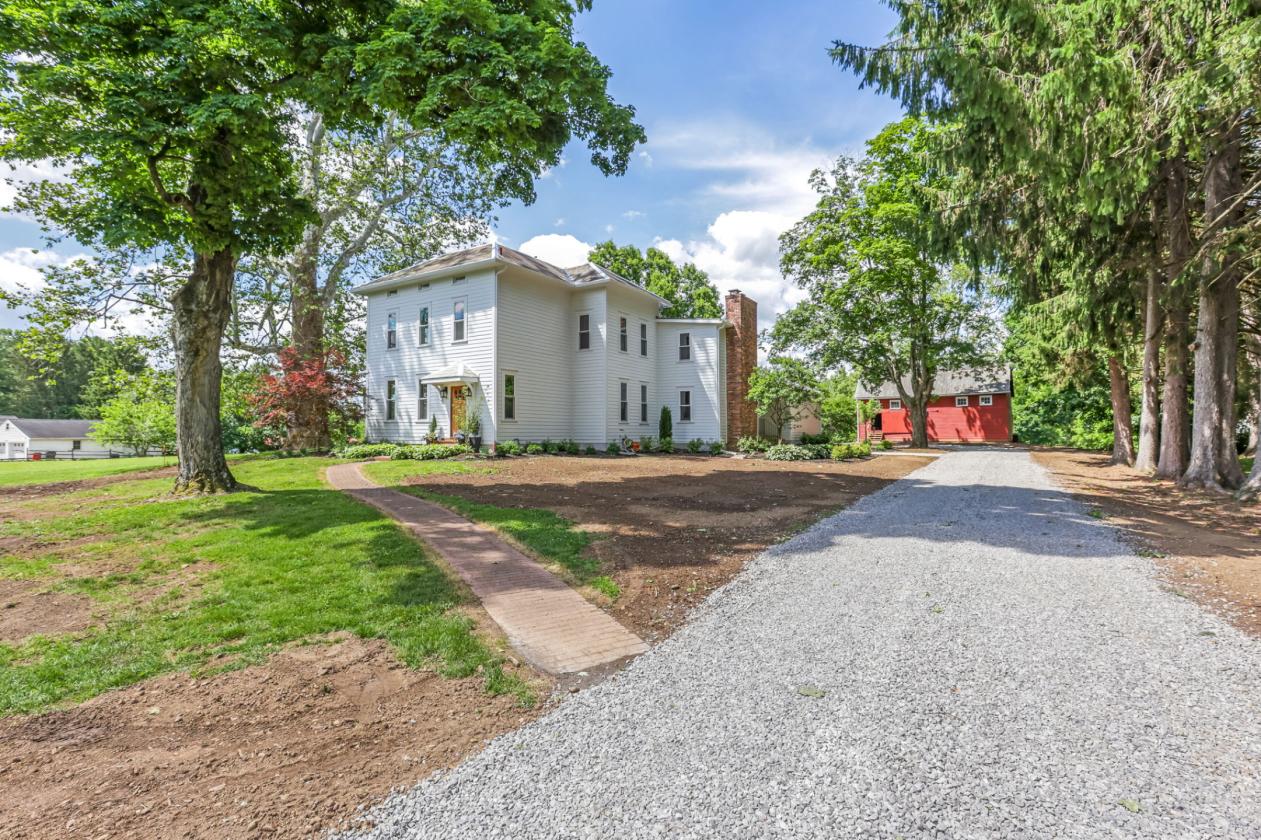 Restored 1885 Italianate Farmhouse on 7 Acres - photo 2