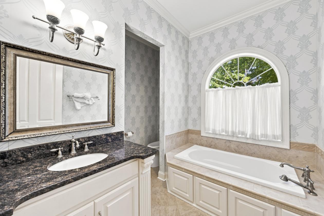 Meticulously Maintained Private Southern Estate - photo 18