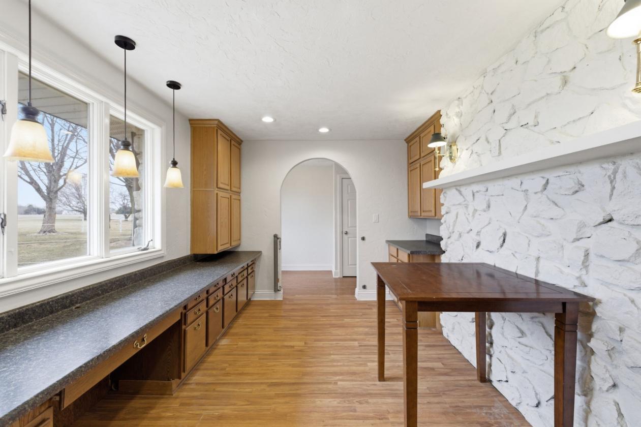 Private horse property with a modern touch! - photo 22
