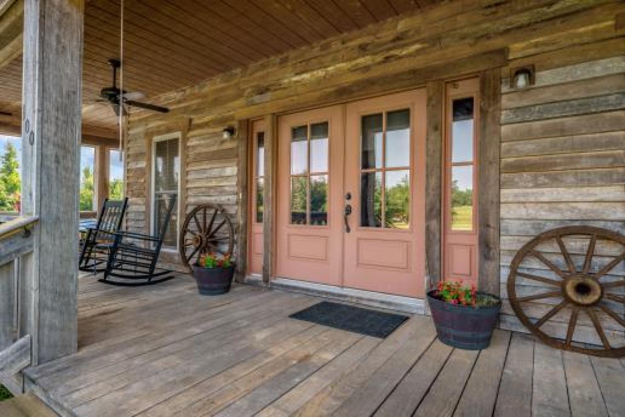Farmhouse with Southern Hospitality & Open Pastures - photo 2