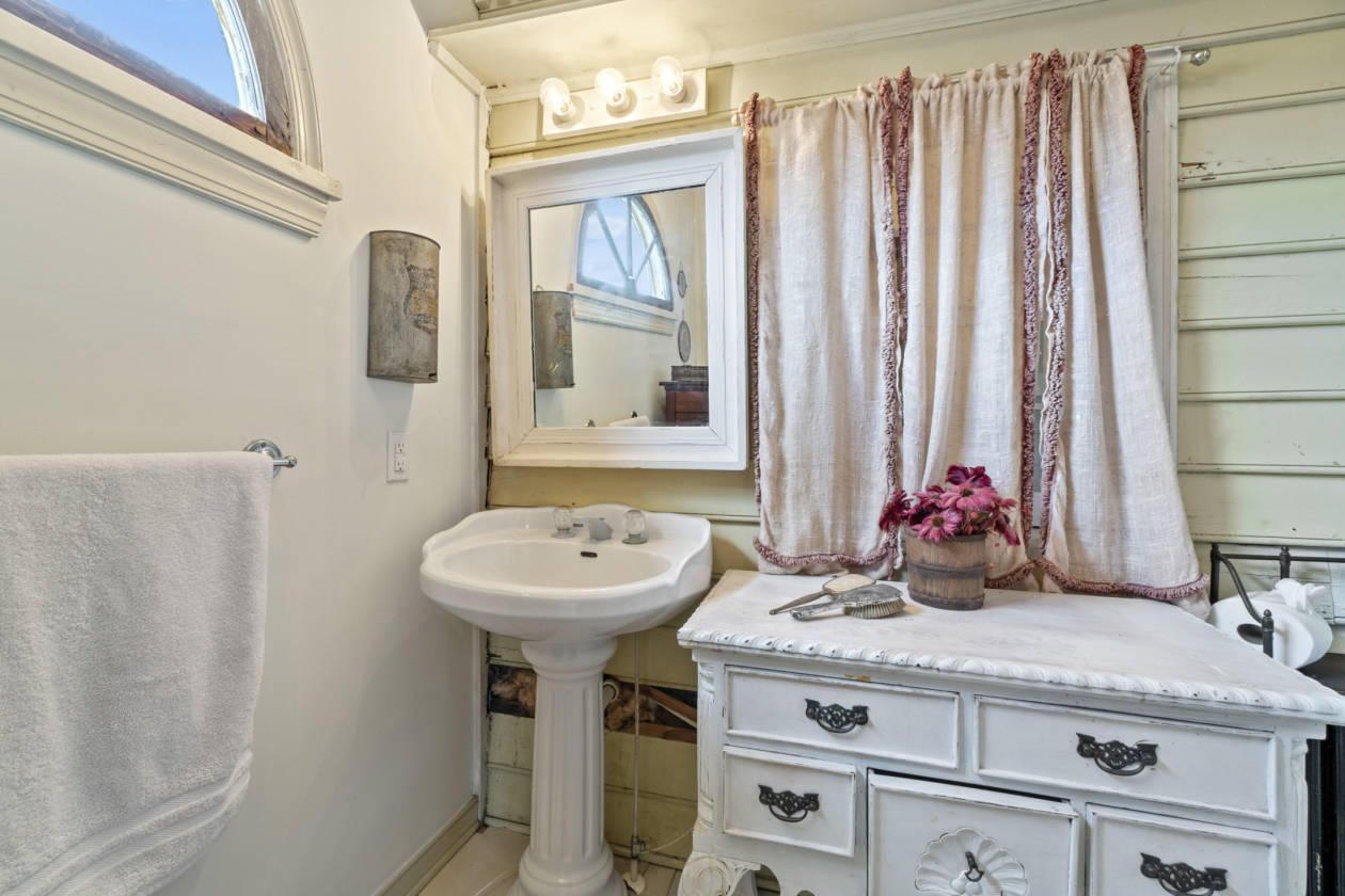 Pre-revoutionary home on a 10-acre horse farm! - photo 9