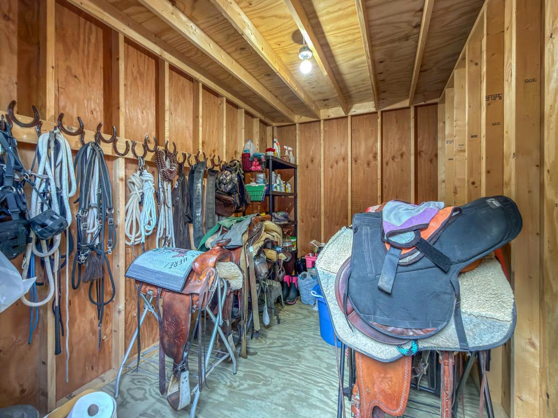 Secluded contemporary with new horse facilities - photo 9