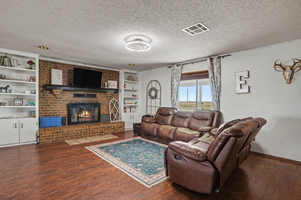 HOME ON 2.61 ACRES WITH HORSE PEN - photo 7