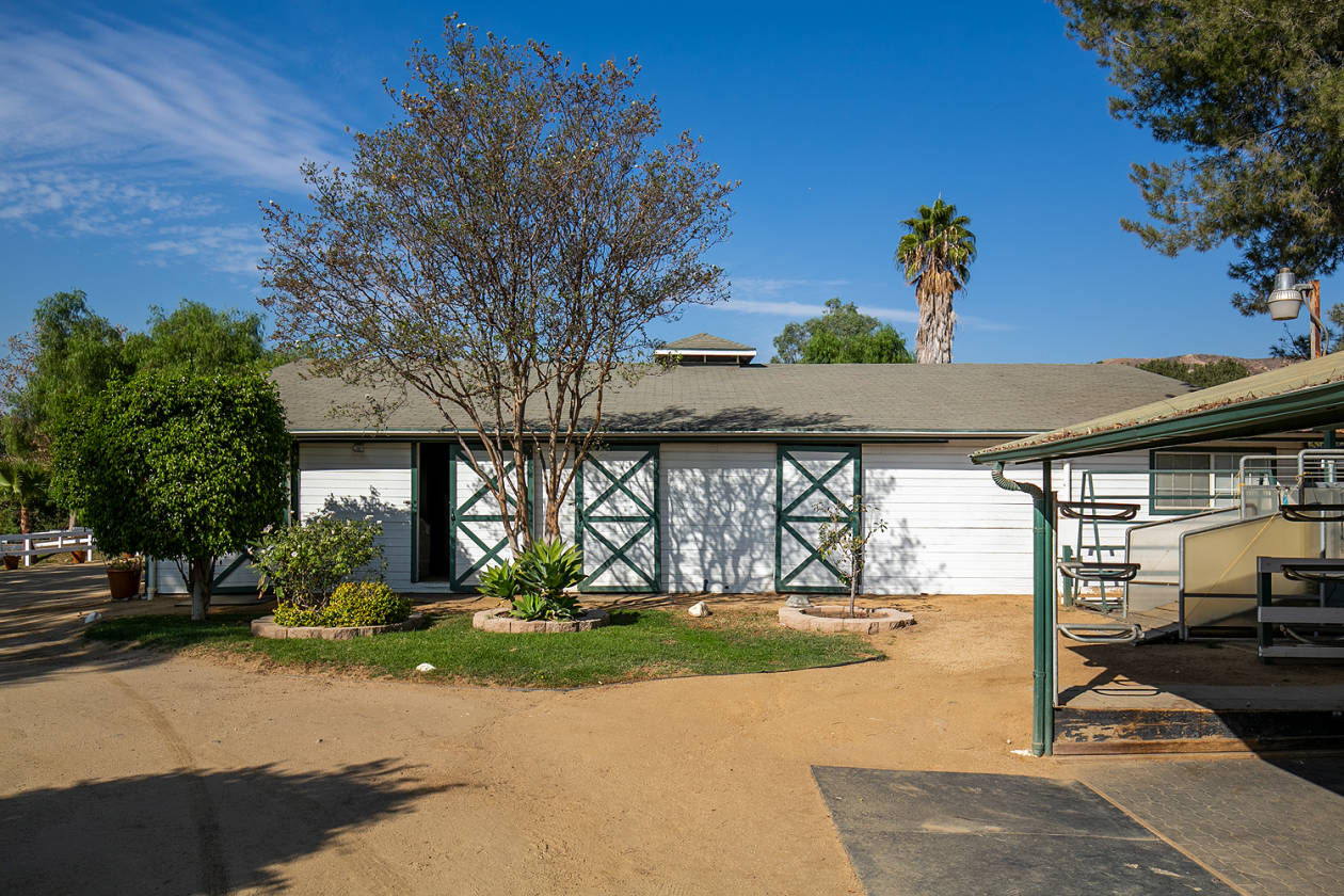 LOS ANGELES Own a 5Acre, 60Stall Horse Farm in... Los Angeles