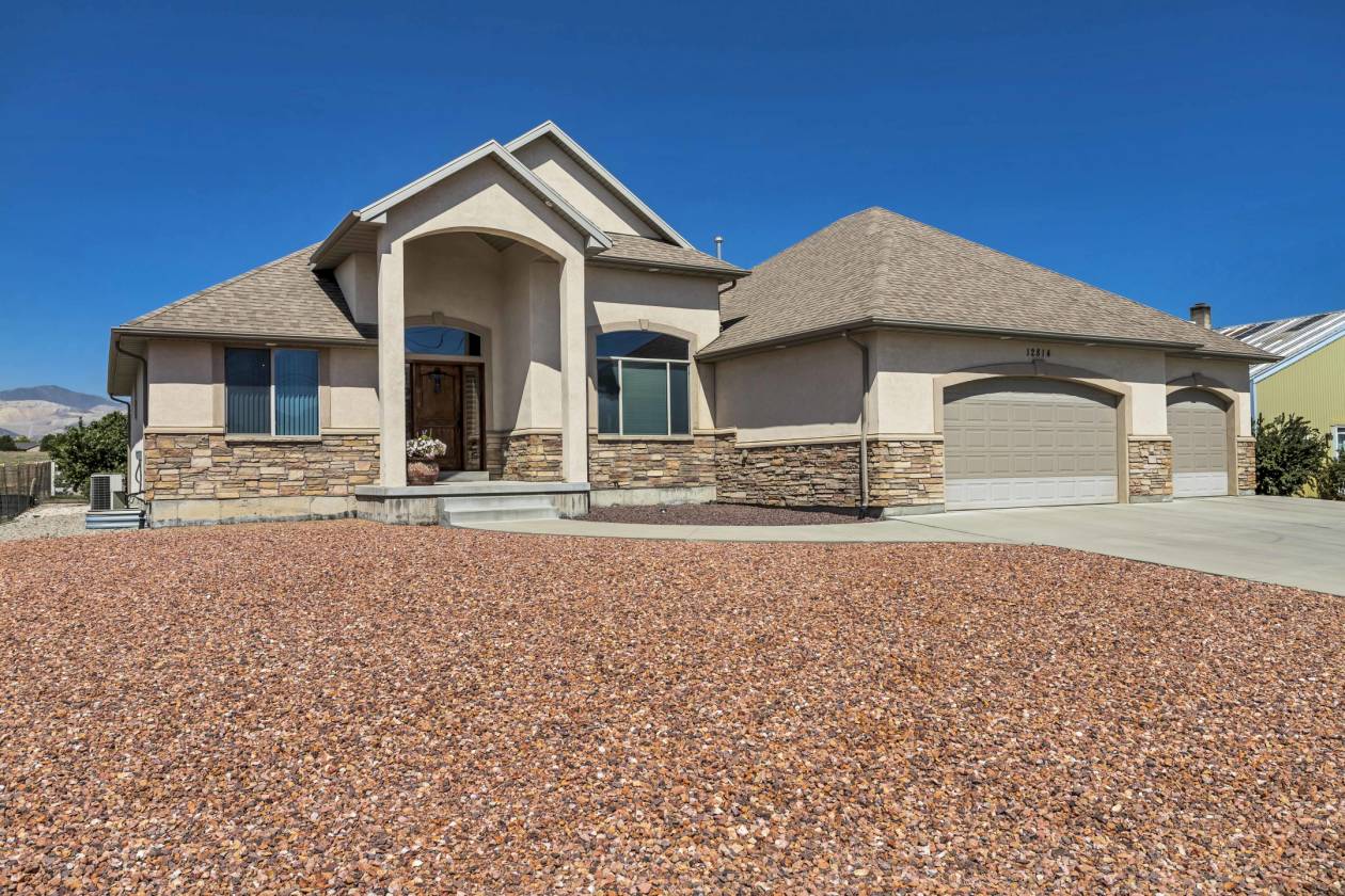 Luxury Horse property with Indoor riding arena with 14 stalls