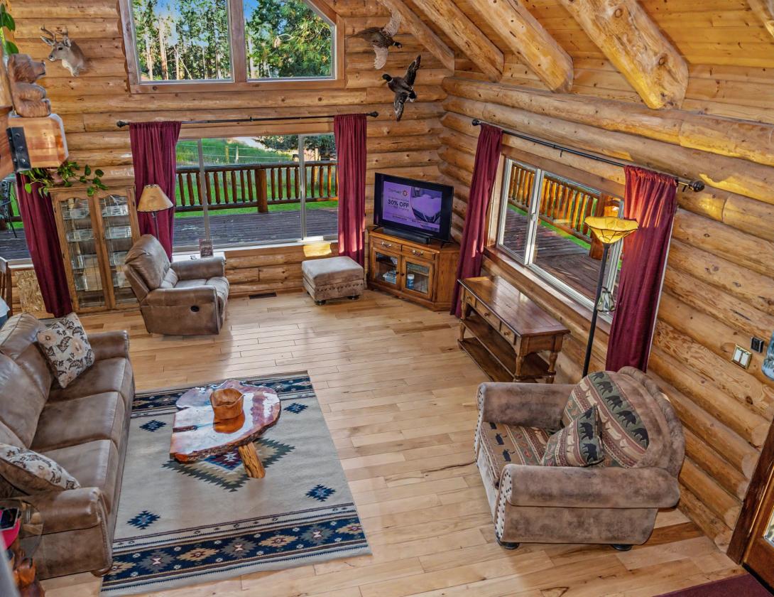 Stunning Log Home on 38.7 ac w/ barn & round pen - photo 9