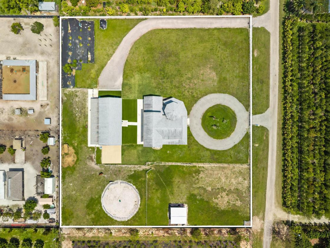 Luxury Home | 2-Stall Barn | Round Pen | Paddocks - photo 14