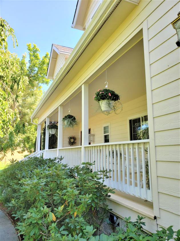 Elegant Gated Equestrian Estate in So. Oregon with MultiFamily