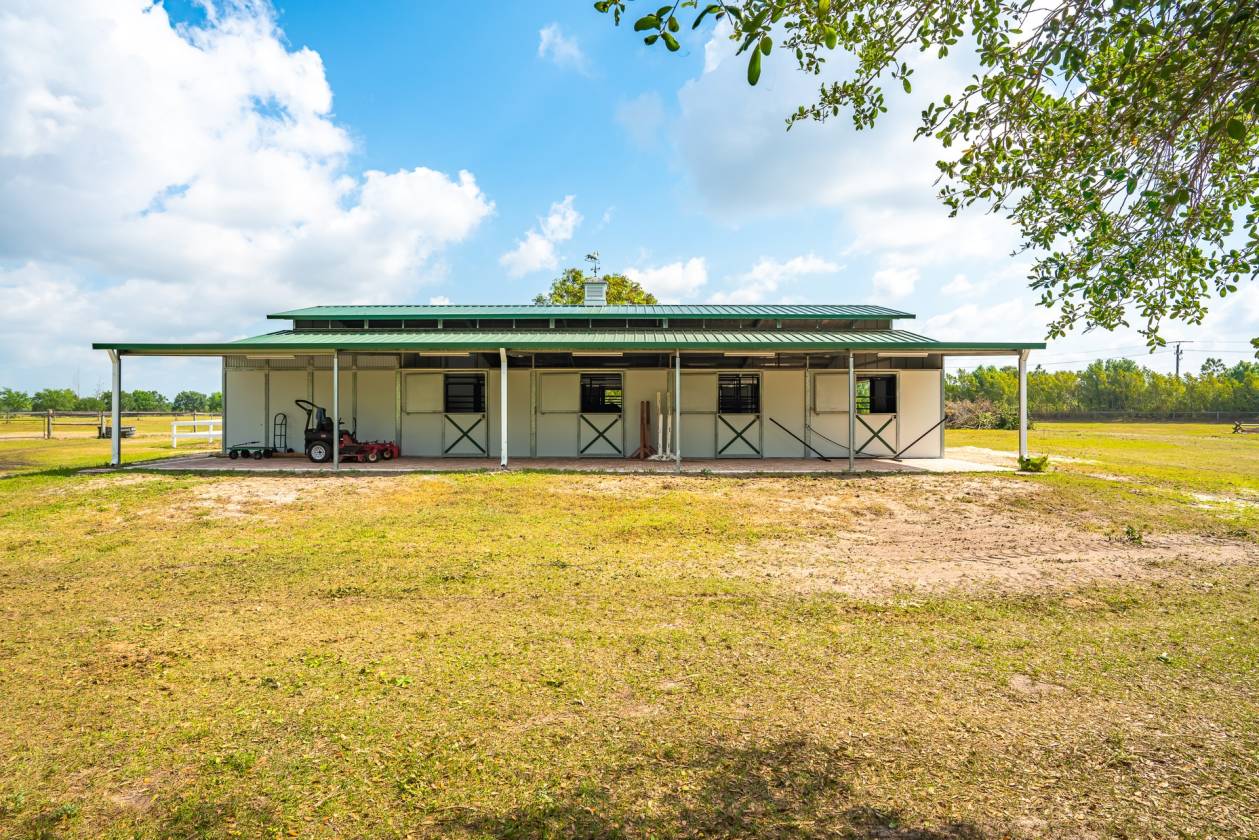8 stall barn on 10 acres in equestrian corridor,... Vero
