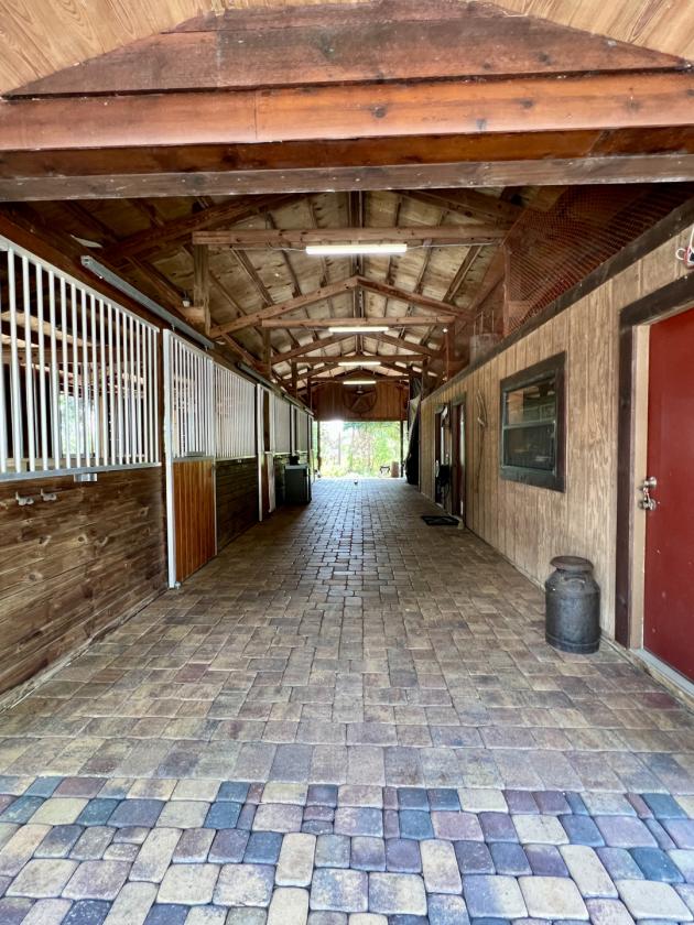 Gorgeous Island lot Estate - 5 stalls, 5 garages - photo 7