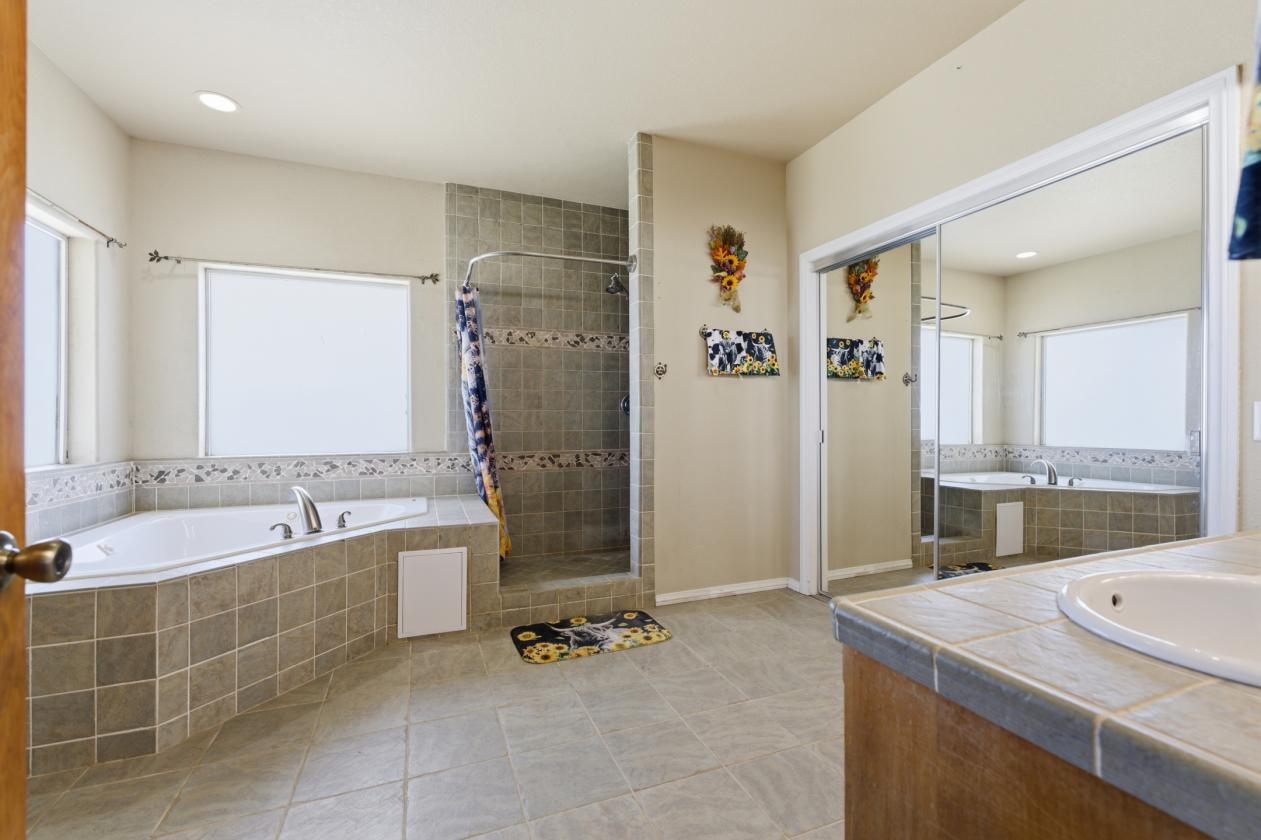 Turn key Ranch in west Lancaster - photo 12