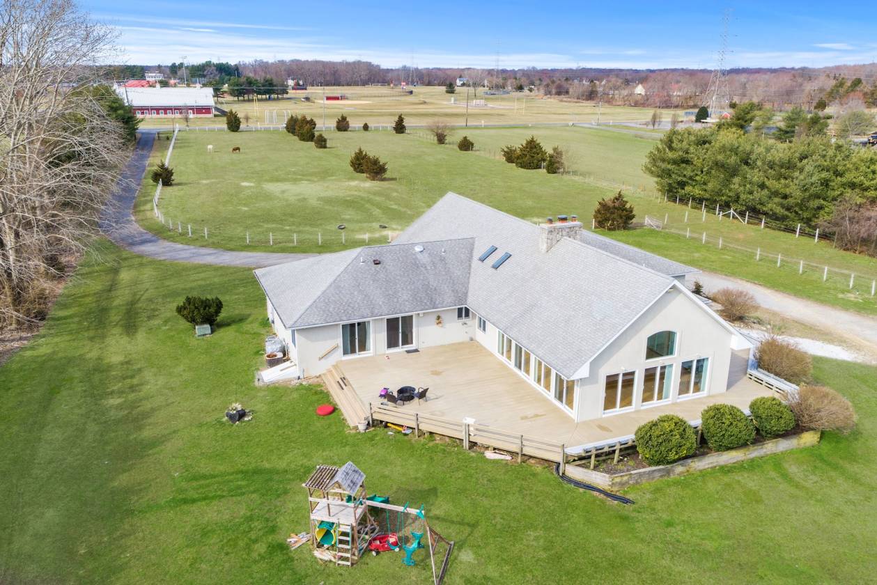 Custom Contemporary Ranch Home & Horse Farm on 8.45 Acres Medford