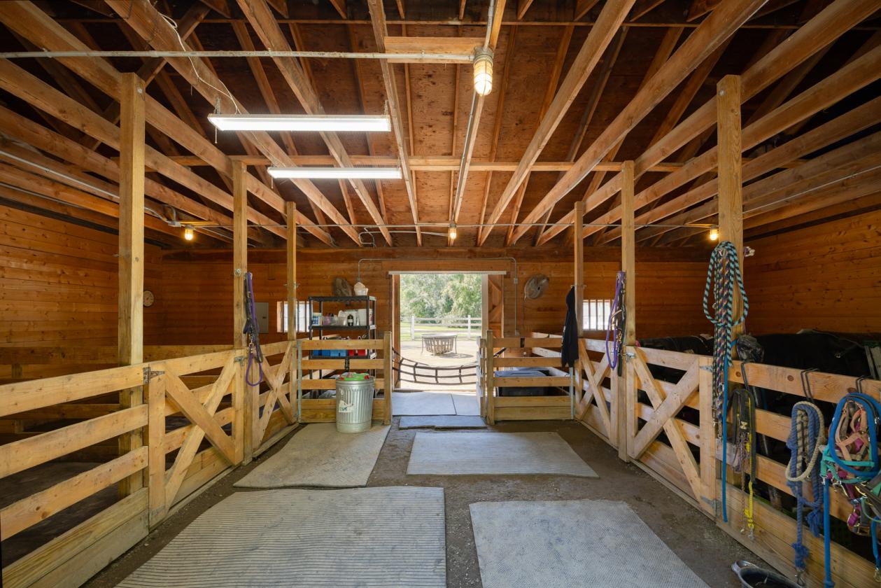 Impeccably kept horse property w/central location - photo 6