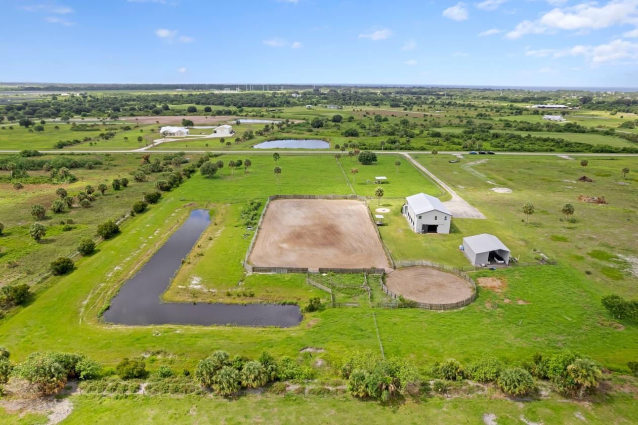 8 STALLS  •  8+ ACRES • ARENA • TURNKEY HOME - photo 6