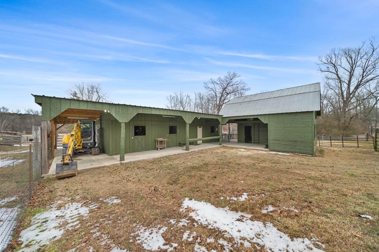 Horse Property with Gorgeous views - photo 3