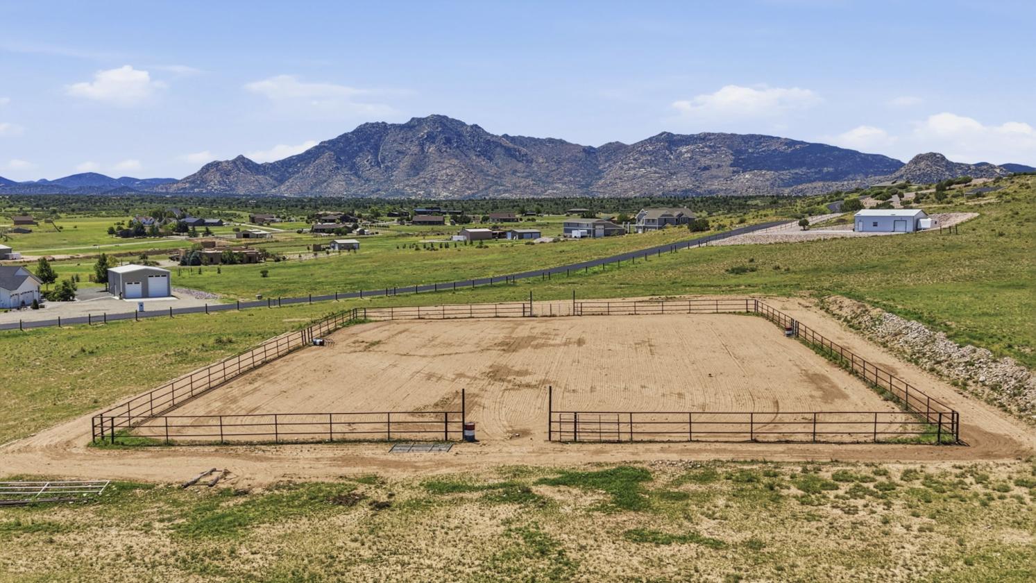 27 Acre Equestrian Dream Home w/ Views & Workshop - photo 10