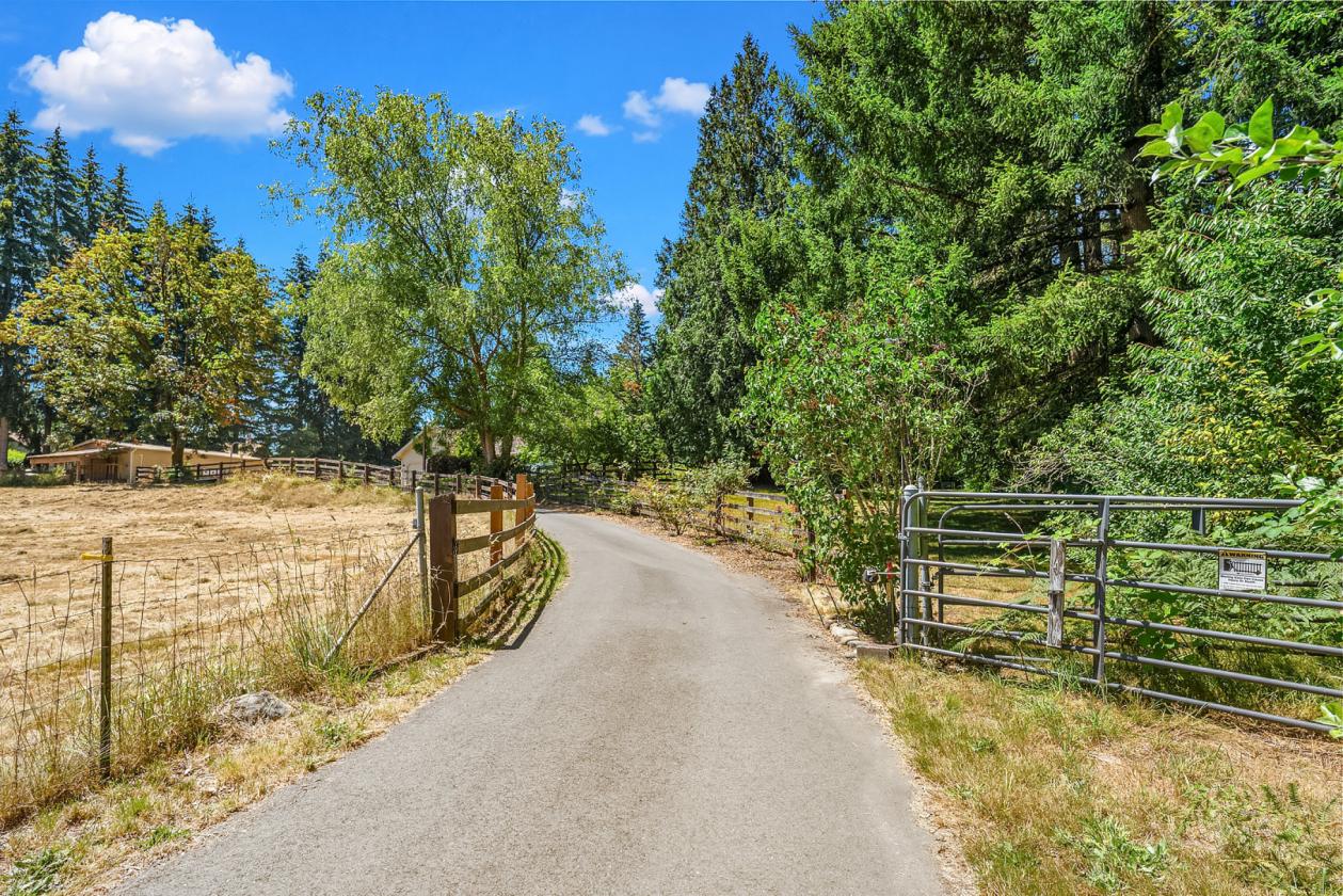 Home on Over 5 Acres with Barn, Shop and Pastures - photo 4