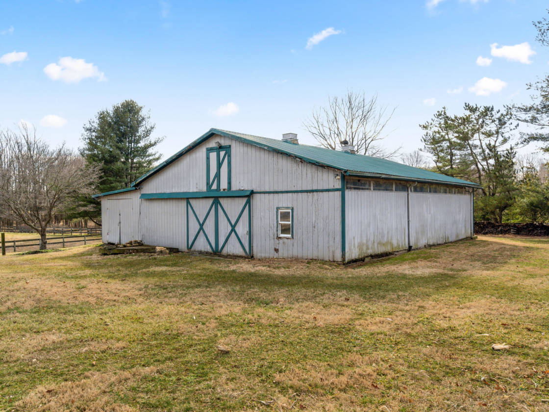 Horse ranch for sale 7 fenced/level acres, riding ring, stable