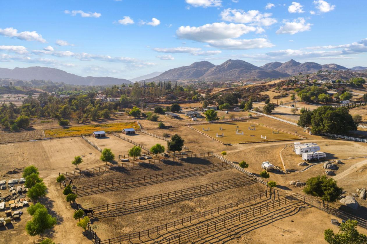 State-of-the-Art Arena and Pastures - photo 3