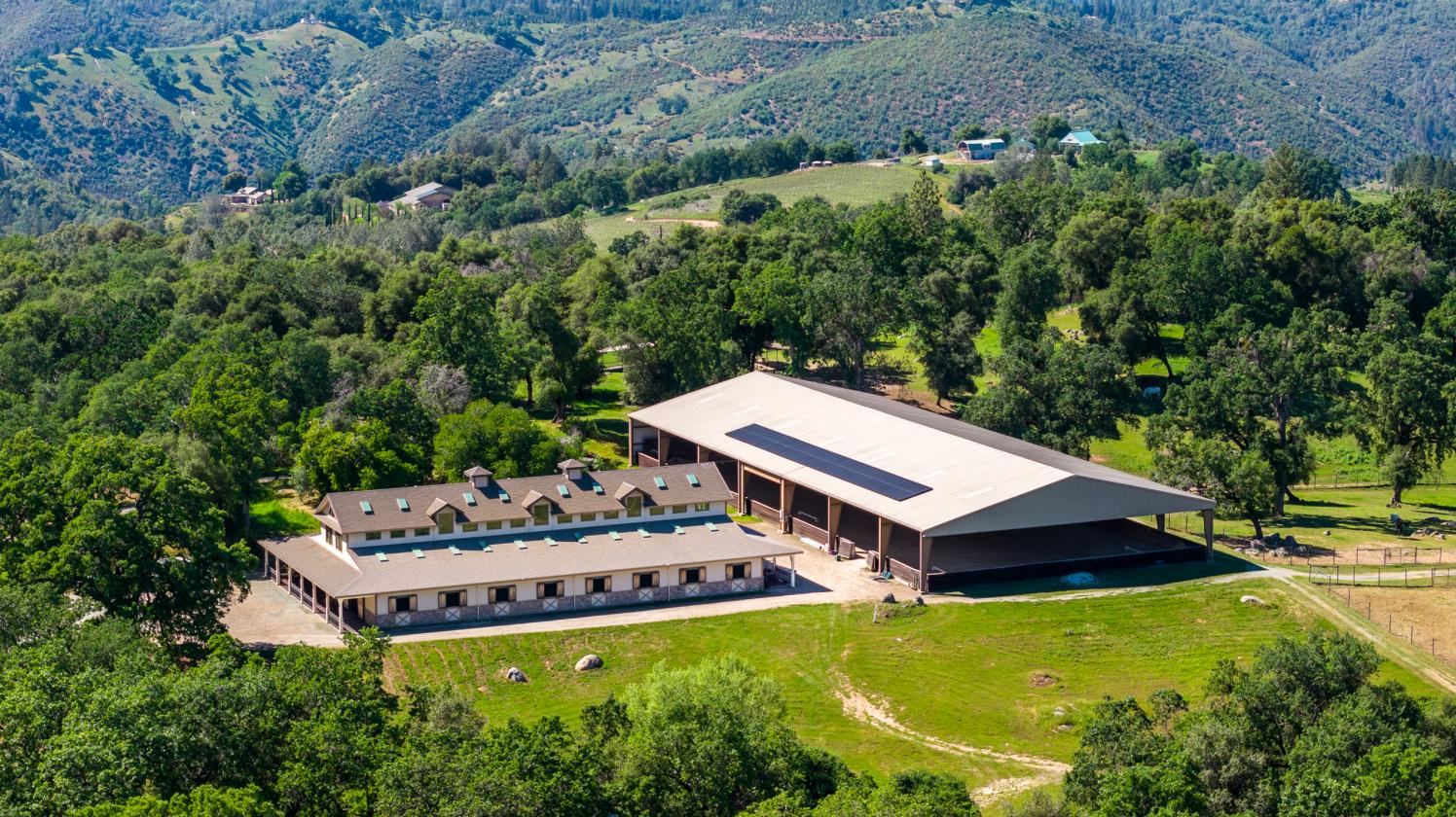 Luxury Equestrian Ranch w/16 stalls +covered arena - photo 2
