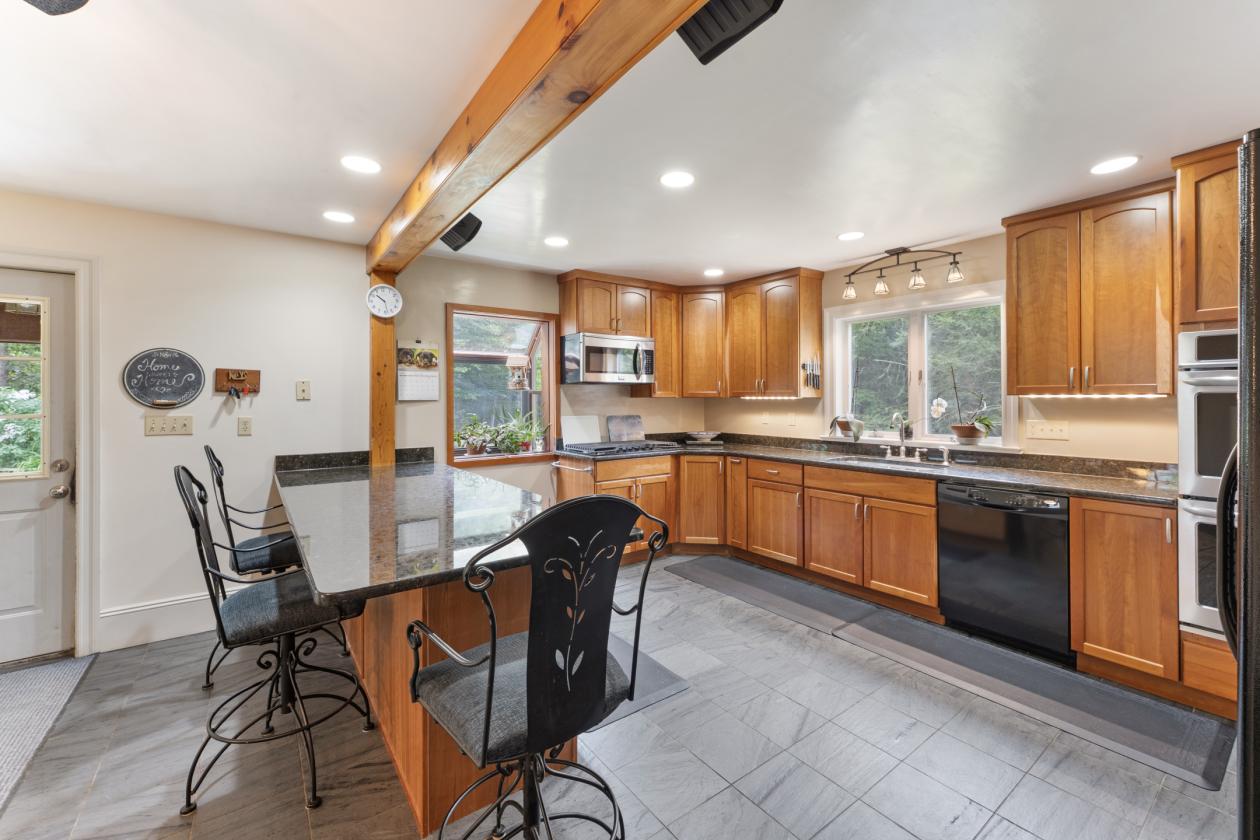 Exceptional Colonial with 2-Stall Barn on 6.22 Acres - photo 8