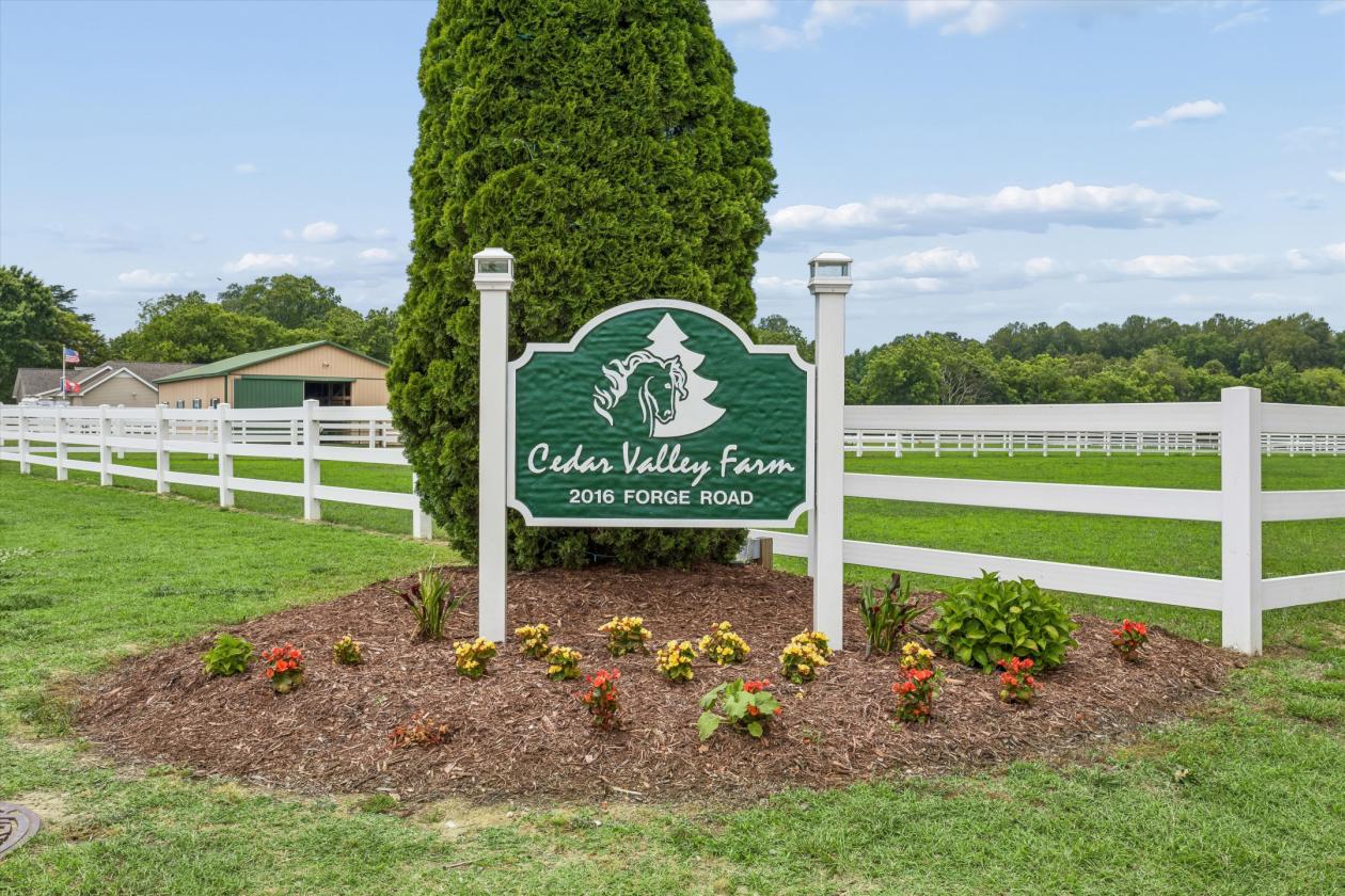 Cedar Valley Farms Indoor arena, 37 stalls, 40 acres - photo 1
