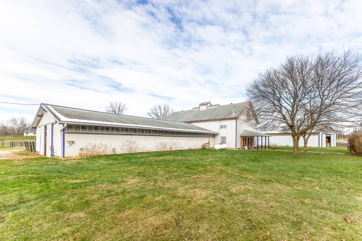 30 ACRE HORSE FACILITY - 30 STALLs + INDOOR + HOME - photo 5
