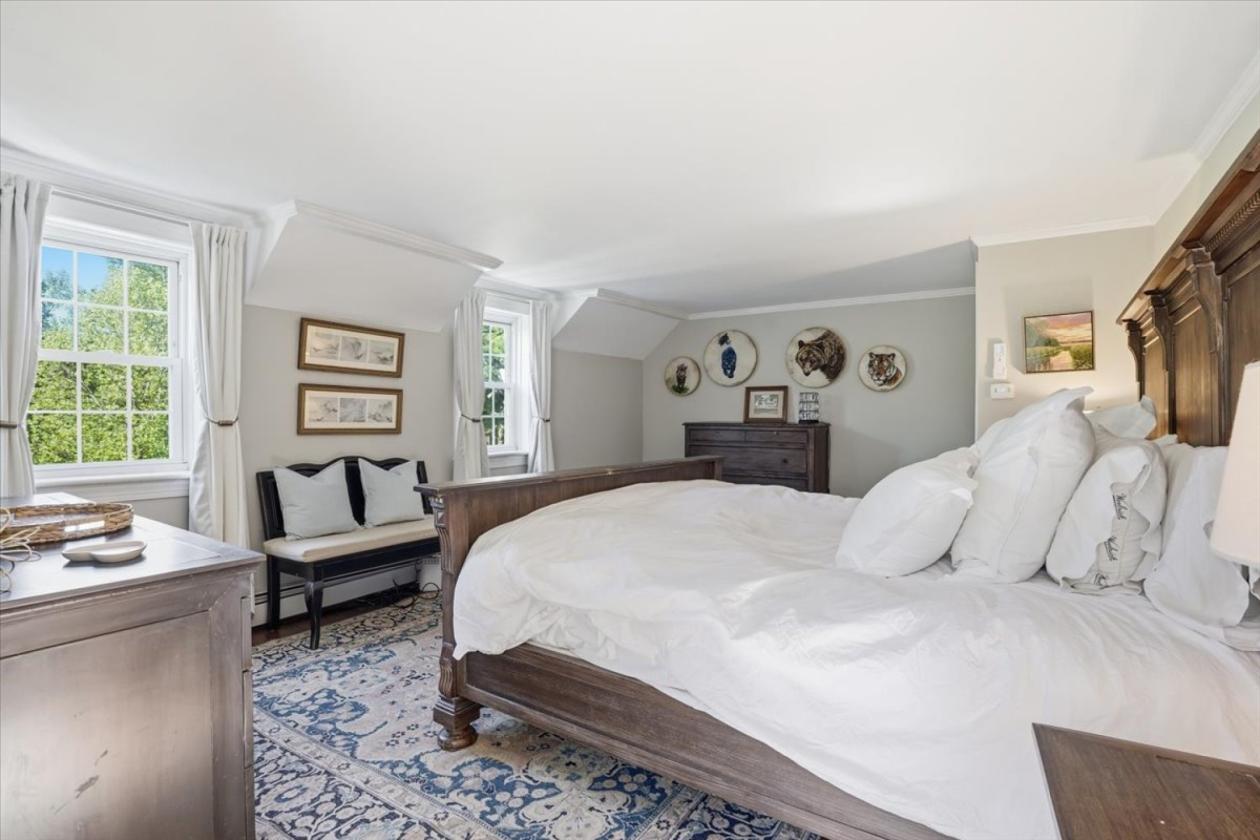 Equestrian estate w/ luxury barn & carriage house - photo 15