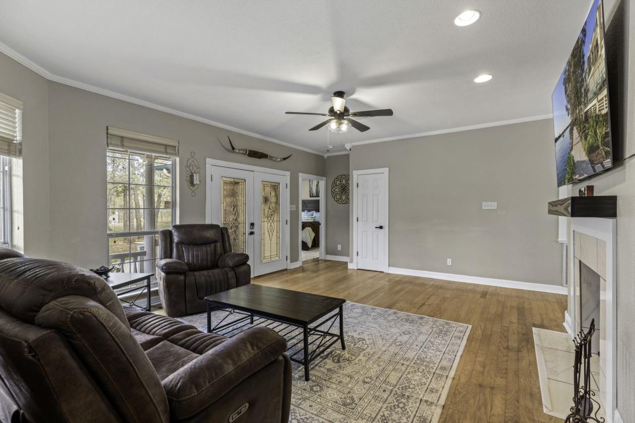 Beautiful home on 5 acres + Guest House - photo 3
