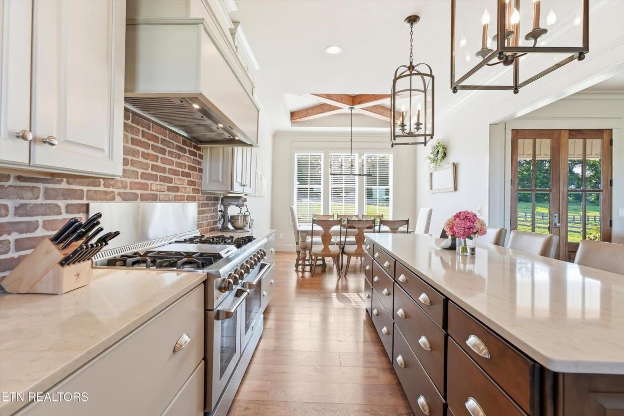 Exceptional horse ranch on 52 acres - photo 6