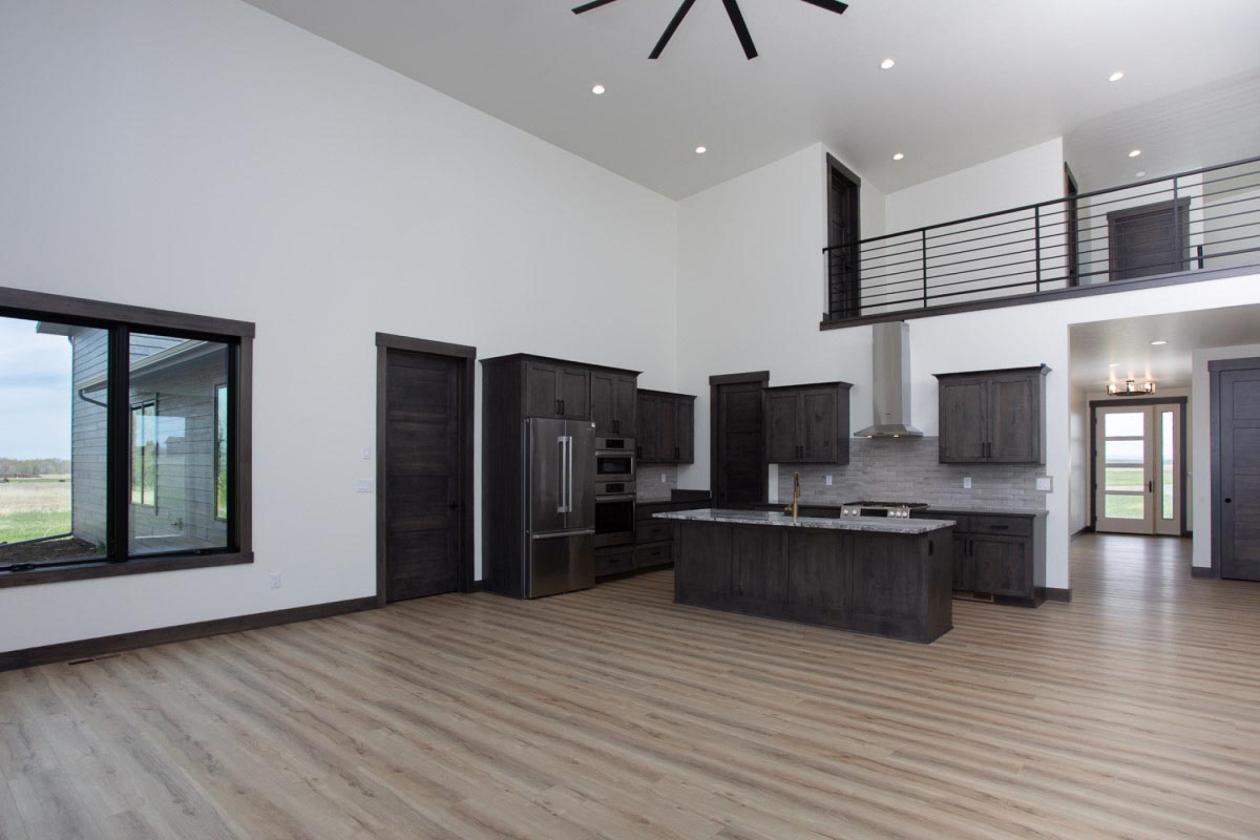 Stunning New Home w/ Mountain Views on 5.2 acres - photo 9