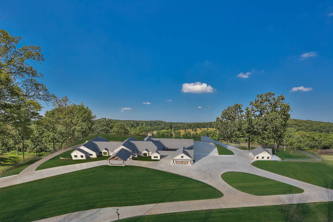 Arkansas Luxury Estate Horton Farms featuring 200+/ acres