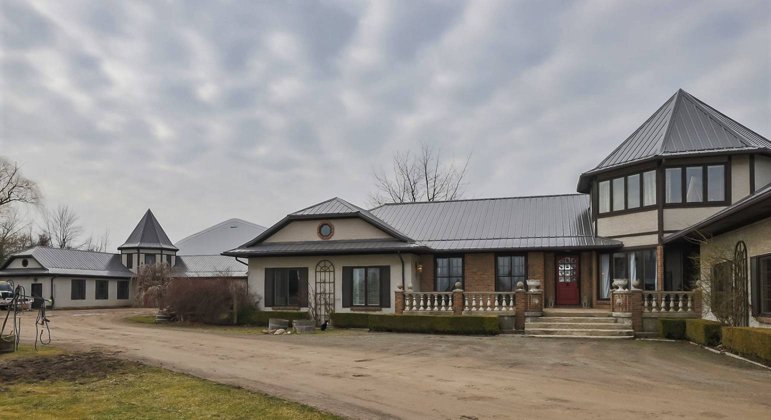 Stunning 6 acre horse farm just outside of NiagaraOnTheLake
