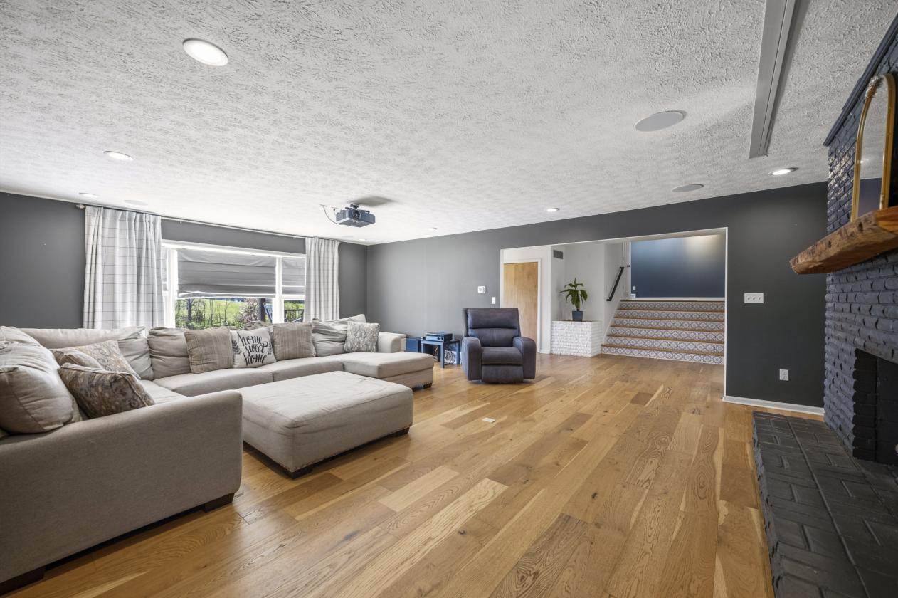 Full Remodeled Home w/6.6 Acres, 1 Mi from Bypass - photo 6