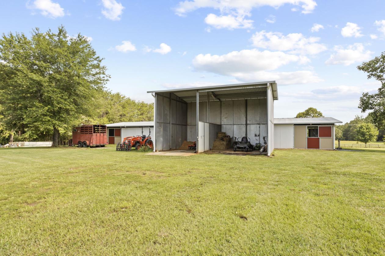 25-acre farm with 10 stalls and riding arena - photo 9