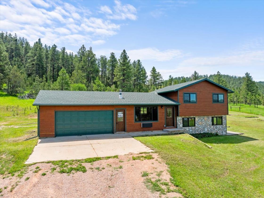 MOVE IN READY, 24+ ACRES, FULLY FENCED - photo 2