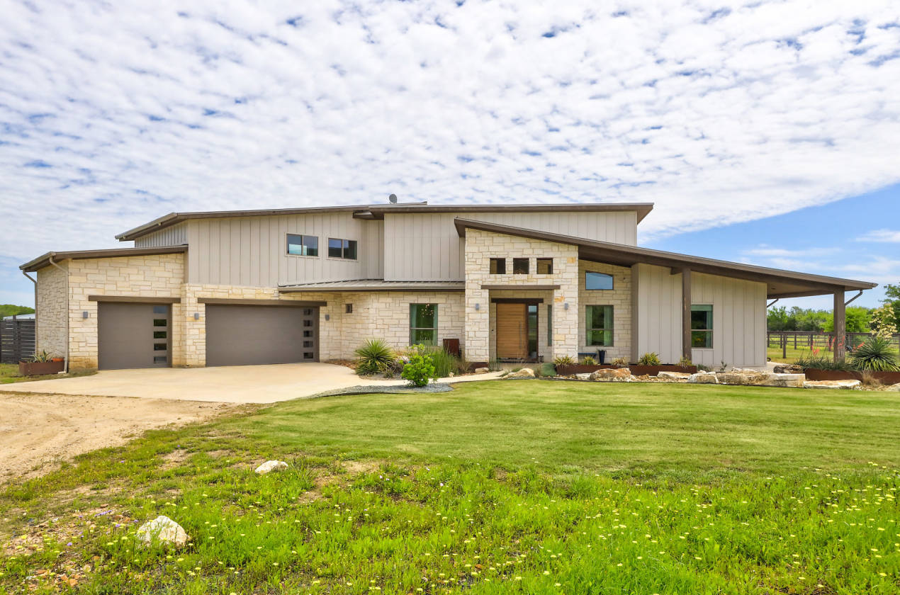 Horse Lover's Dream, minutes from shopping! Riding Arena, Large 3